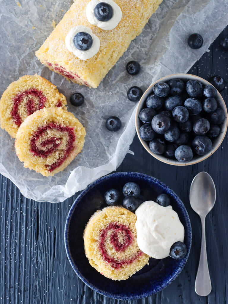 Rullekake med bringebærsyltetøy