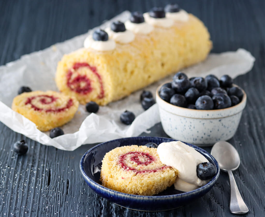 Rullekake med bringebærsyltetøy