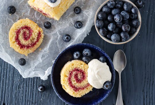 Image: RULLEKAKE MED BRINGEBÆRSYLTETØY