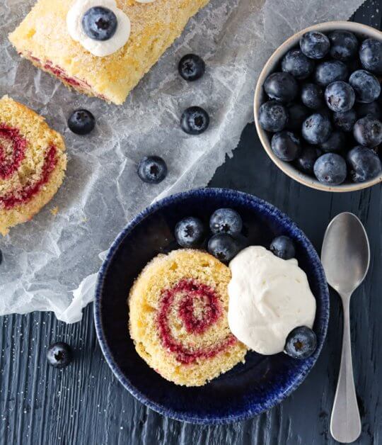 Image: RULLEKAKE MED BRINGEBÆRSYLTETØY