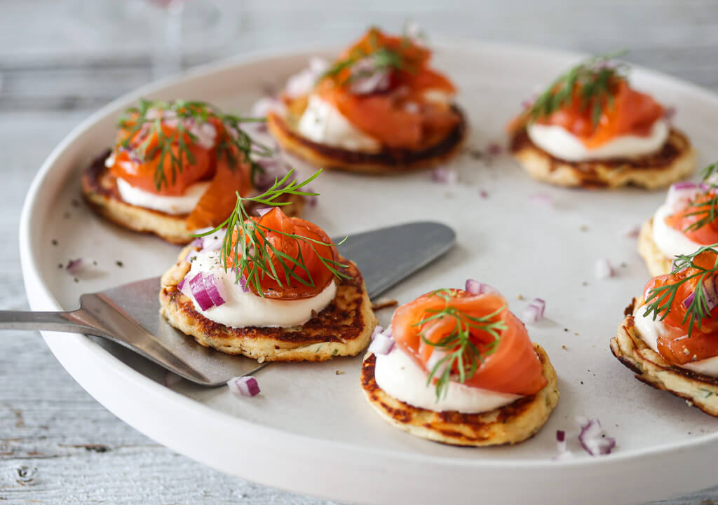 Små pannekaker med ricotta, røkt laks og dill
