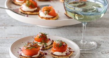 Image: SMÅ PANNEKAKER MED RICOTTA, RØKT LAKS, RØDLØK OG DILL