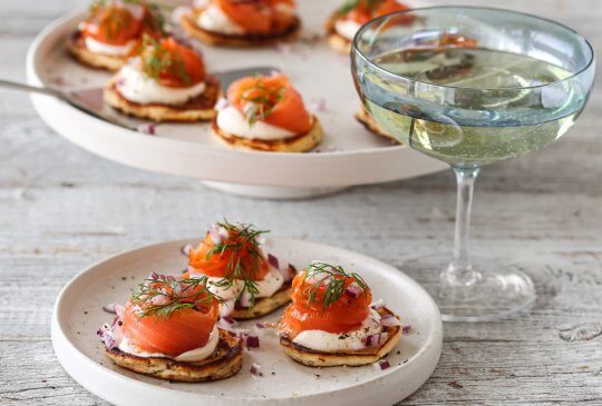 Image: SMÅ PANNEKAKER MED RICOTTA, RØKT LAKS, RØDLØK OG DILL