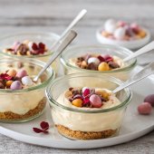 Image: OSTEKAKE I GLASS MED PASJONSFRUKTKREM OG PÅSKEEGG