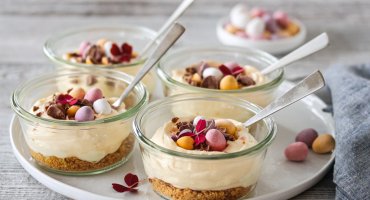 Image: OSTEKAKE I GLASS MED PASJONSFRUKTKREM OG PÅSKEEGG