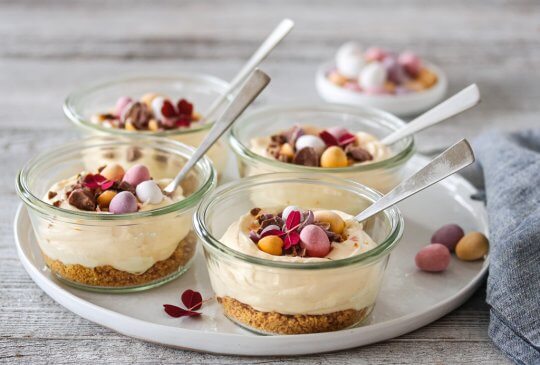 Image: OSTEKAKE I GLASS MED PASJONSFRUKTKREM OG PÅSKEEGG