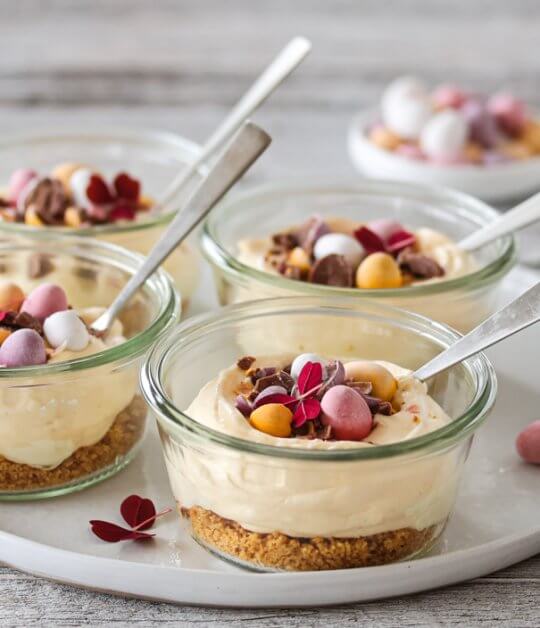 Image: OSTEKAKE I GLASS MED PASJONSFRUKTKREM OG PÅSKEEGG