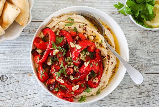 Image: OVNSBAKT PAPRIKA MED BØNNEDIP OG SPICY HVITLØKSOLJE