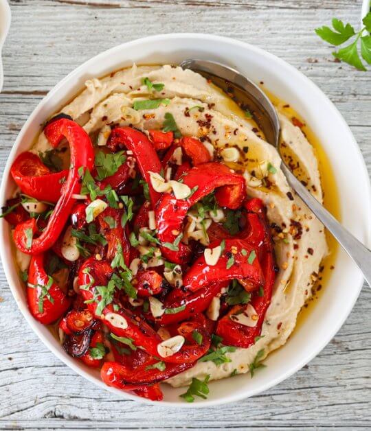 Image: OVNSBAKT PAPRIKA MED BØNNEDIP OG SPICY HVITLØKSOLJE