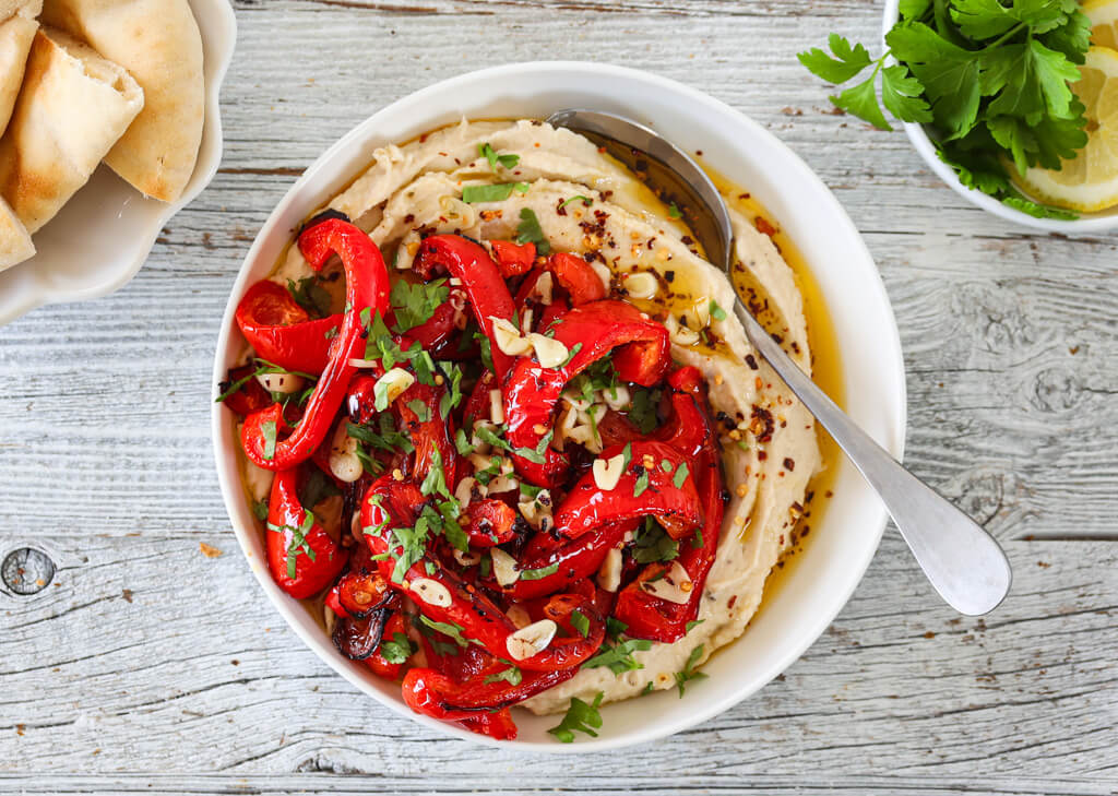 OVNSBAKT PAPRIKA MED BØNNEDIP OG SPICY HVITLØKSOLJE