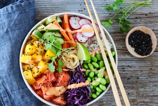 Image: FARGERIK POKE BOWL MED LAKS, MANGO OG EDAMAMEBØNNER