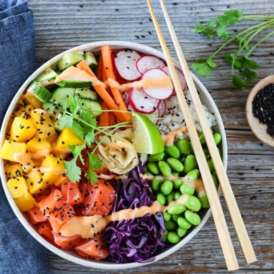 Image: FARGERIK POKE BOWL MED LAKS, MANGO OG EDAMAMEBØNNER