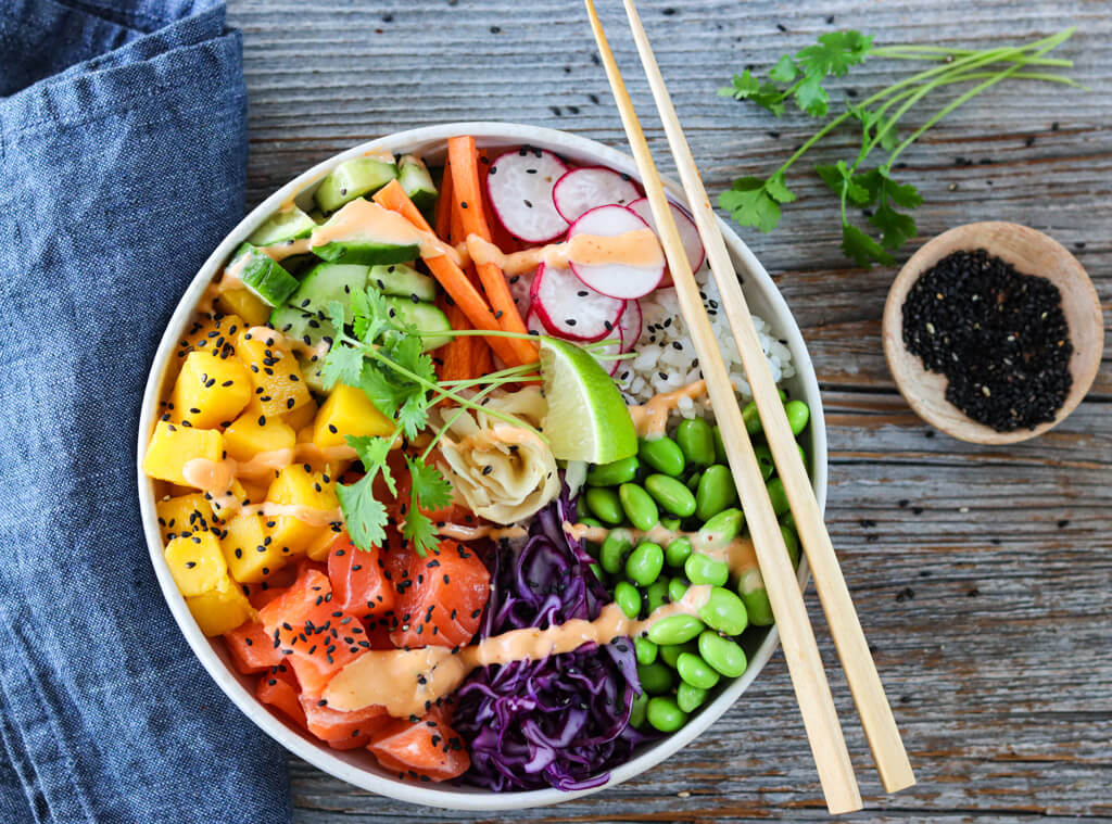 FARGERIK POKE BOWL MED LAKS, MANGO OG EDAMAMEBØNNER