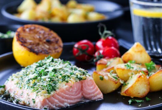 Image: LAKS MED GREMOLATA OG OVNSBAKTE POTETER