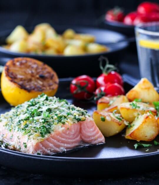 Image: LAKS MED GREMOLATA OG OVNSBAKTE POTETER