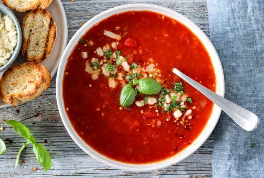 Image: TOMATSUPPE MED PARMESAN OG BASILIKUM