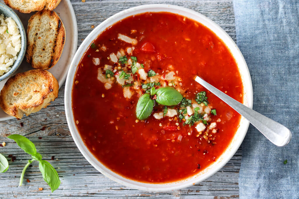 TOMATSUPPE MED PARMESAN OG BASILIKUM