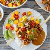 Image: KYLLING SATAY MED PEANØTTSAUS OG MANGOSALAT
