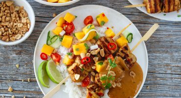 Image: KYLLING SATAY MED PEANØTTSAUS OG MANGOSALAT