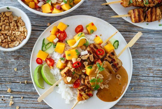 Image: KYLLING SATAY MED PEANØTTSAUS OG MANGOSALAT