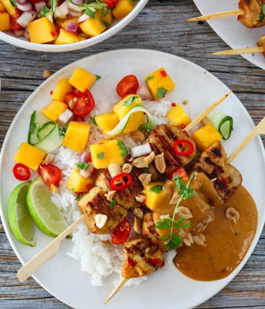 Image: KYLLING SATAY MED PEANØTTSAUS OG MANGOSALAT