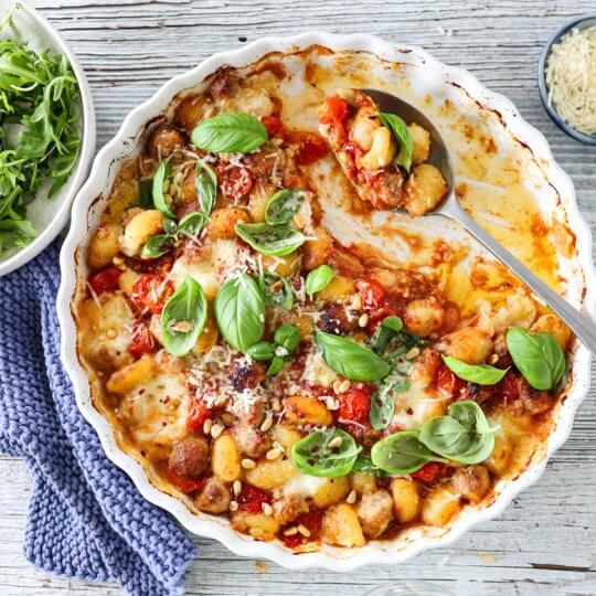 Image: GNOCCHIFORM MED SALSICCIA, TOMATER OG MOZZARELLA