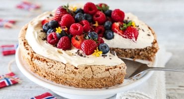 Image: MANDELKAKE MED KAFFEKREM OG FRISKE BÆR