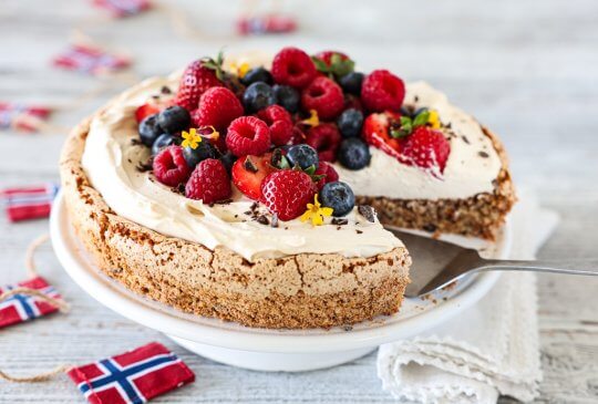 Image: MANDELKAKE MED KAFFEKREM OG FRISKE BÆR