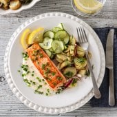 Image: LAKS MED RØMMESAUS, POTETSALAT OG SYLTET AGURKSALAT