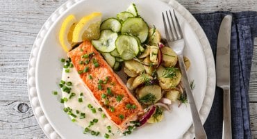 Image: LAKS MED RØMMESAUS, POTETSALAT OG SYLTET AGURKSALAT