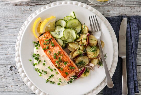 Image: LAKS MED RØMMESAUS, POTETSALAT OG SYLTET AGURKSALAT