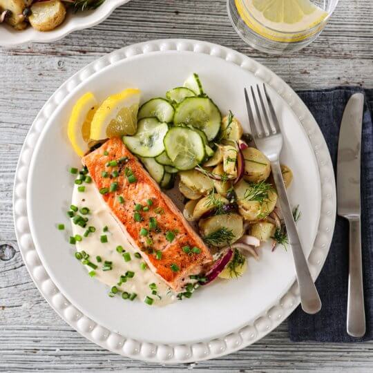 Image: LAKS MED RØMMESAUS, POTETSALAT OG SYLTET AGURKSALAT