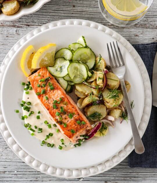 Image: LAKS MED RØMMESAUS, POTETSALAT OG SYLTET AGURKSALAT