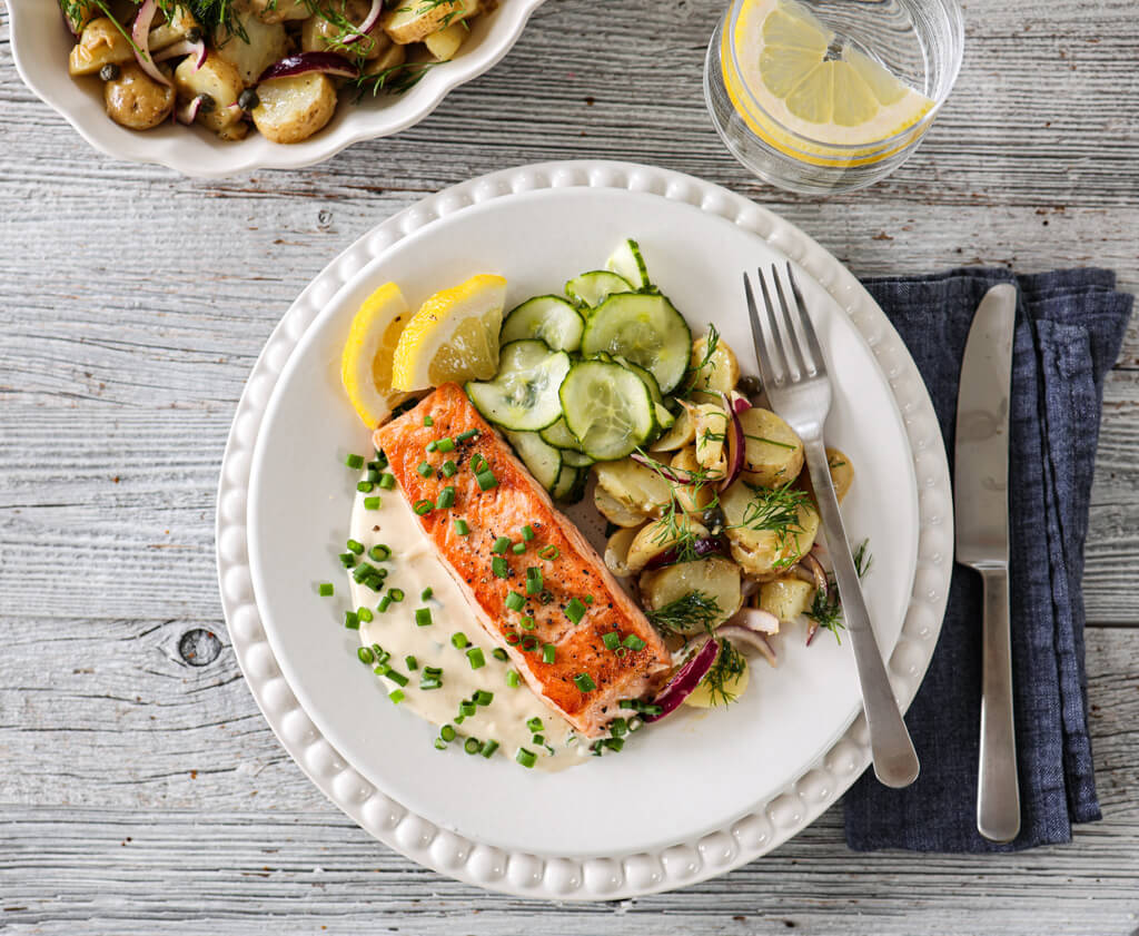 Laks med rømmesaus, potetsalat og syltet agurksalat