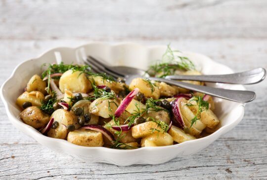 Image: POTETSALAT MED RØDLØK, KAPERS OG DILL