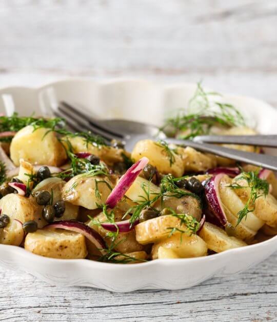 Image: POTETSALAT MED RØDLØK, KAPERS OG DILL