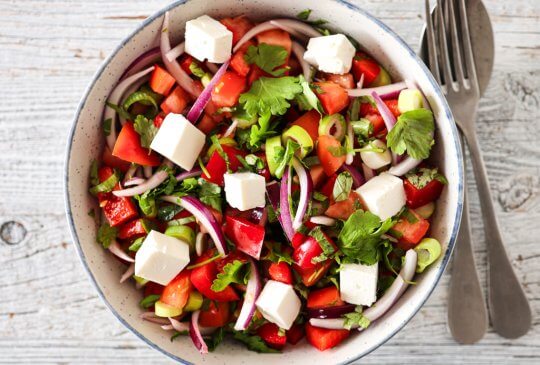 Image: TOMAT- OG PAPRIKASALAT MED URTER OG FETA