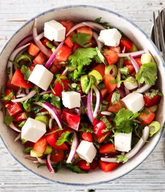 Image: TOMAT- OG PAPRIKASALAT MED URTER OG FETA