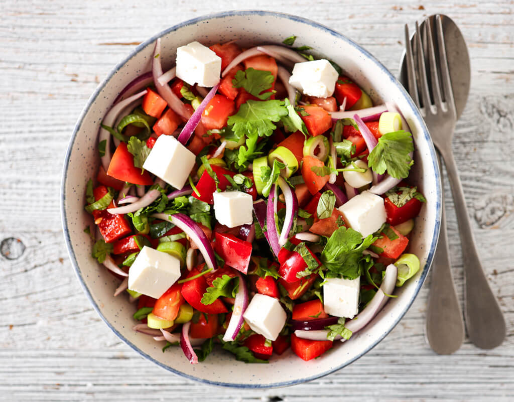 TOMAT- OG PAPRIKASALAT MED URTER OG FETA