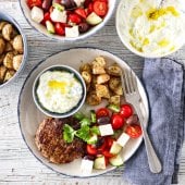 Image: GRESK HAKKEBIFF MED TZATZIKI, TOMATSALAT OG URTEBAKTE POTETER