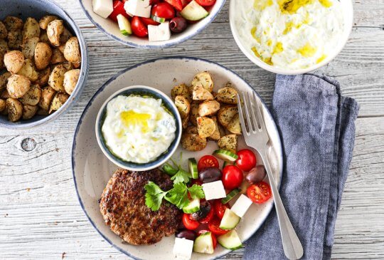 Image: GRESK HAKKEBIFF MED TZATZIKI, TOMATSALAT OG URTEBAKTE POTETER