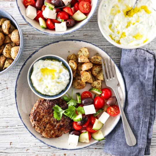 Image: GRESK HAKKEBIFF MED TZATZIKI, TOMATSALAT OG URTEBAKTE POTETER