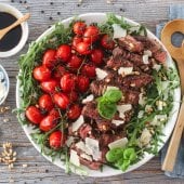 Image: TAGLIATA – ITALIENSK BIFFSALAT med ruccula, tomater og sesampoteter