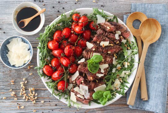 Image: TAGLIATA – ITALIENSK BIFFSALAT med ruccula, tomater og sesampoteter