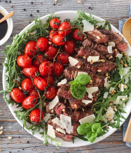 Image: TAGLIATA – ITALIENSK BIFFSALAT med ruccula, tomater og sesampoteter
