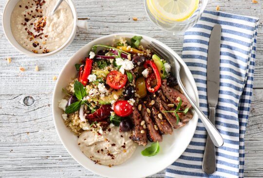 Image: BIFFSALAT MED QUINOA, GRILLET PAPRIKA, URTER OG FETA