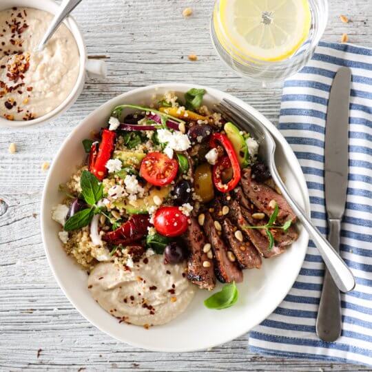 Image: BIFFSALAT MED QUINOA, GRILLET PAPRIKA, URTER OG FETA