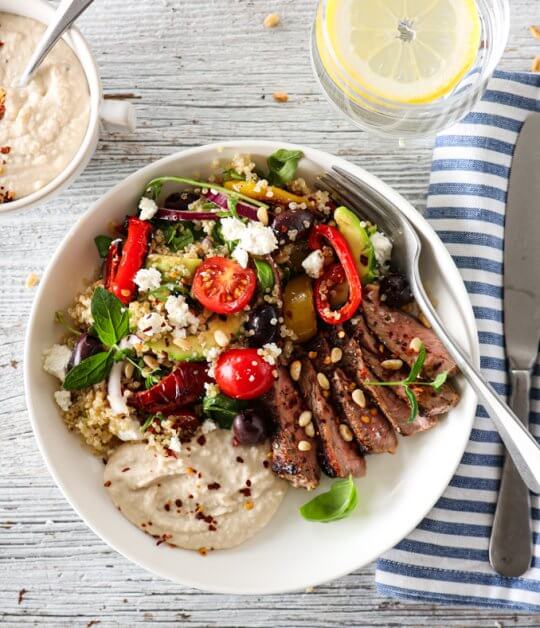 Image: BIFFSALAT MED QUINOA, GRILLET PAPRIKA, URTER OG FETA