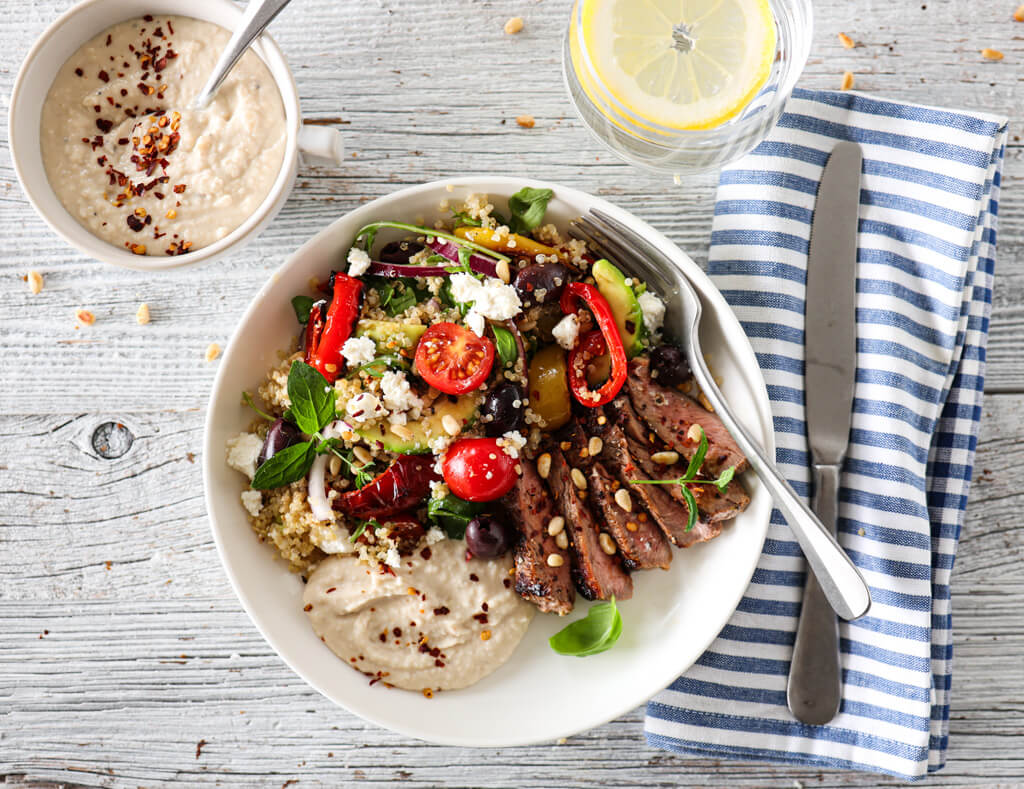 BIFFSALAT MED QUINOA, GRILLET PAPRIKA, URTER OG FETA
