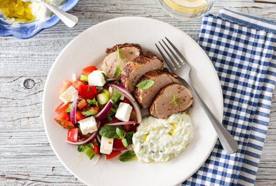 Image: KRYDRET SVINEFILET MED TZATZIKI OG TOMATSALAT